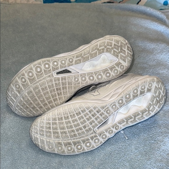 Mizuno White Athletic Shoes with Mesh Upper and Padded Collar - Picture 5 of 6